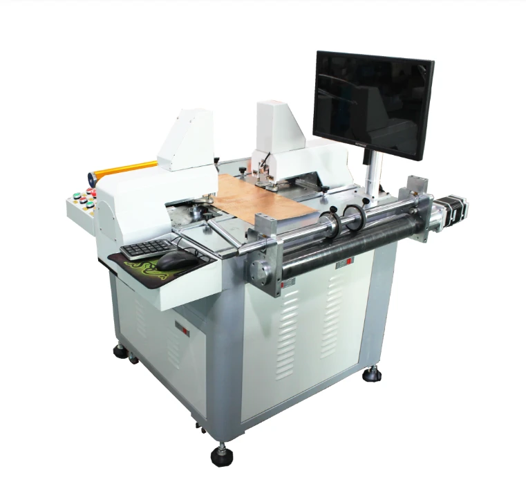 Punzonatrice continua per la produzione di etichette tessili e etichette tessute
